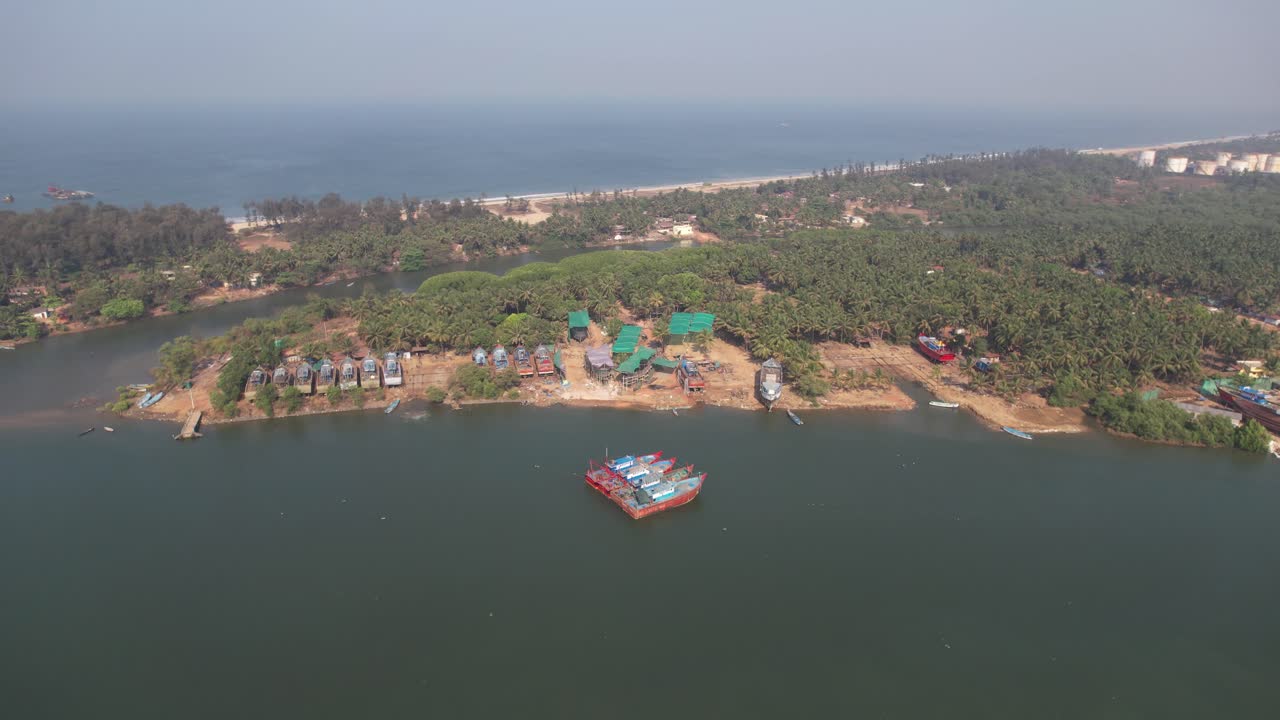 vista desde un avión no tripulado del astillero cerca de la playa de tannirbhavi ubicada en kasba bengre, mangaluru, karnataka 575010, india