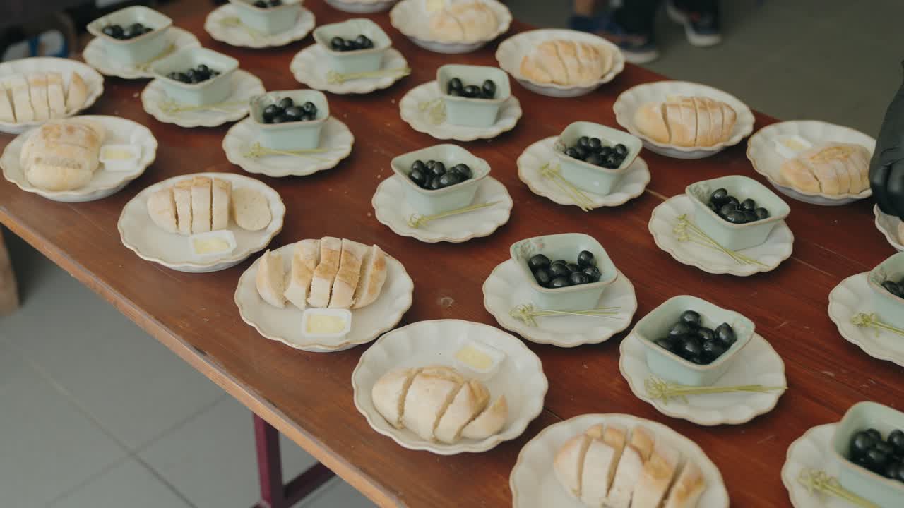 행사 케이터링을 위해 준비된 빵과 올리브 열