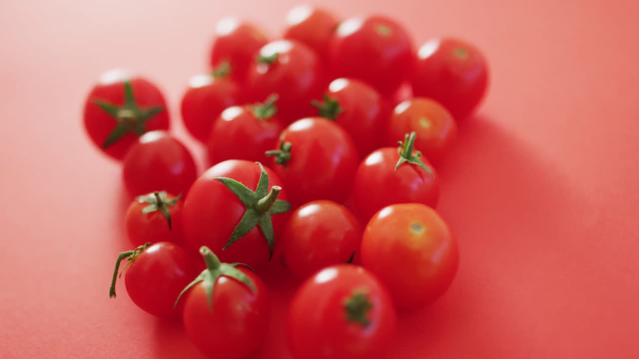 분홍색 배경 에 신선 한  ⁇ 은 체리 토마토 의 클로즈업 비디오