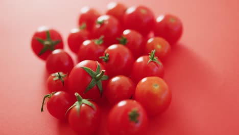 Video-Der-Nahaufnahme-Von-Frischen-Roten-Kirschtomaten-Auf-Rosa-Hintergrund