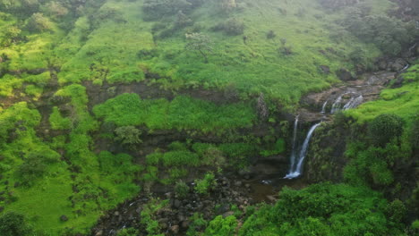Cascada-De-Bahuli-En-El-Bosque-Tropical-Nashik-Maharashtra-India-4k-Drone