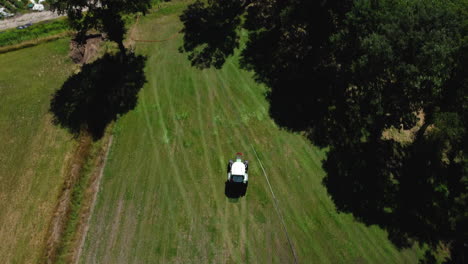 vista aerea di un trattore che taglia un campo
