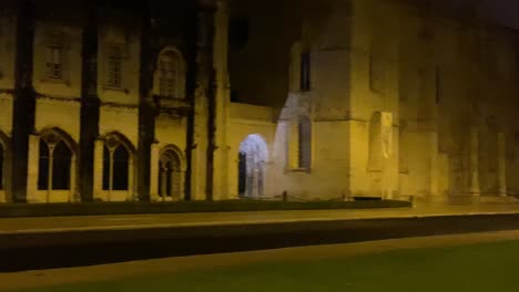 amplia vista nocturna que muestra el hito del famoso monasterio de los jerónimos y las calles vacías.