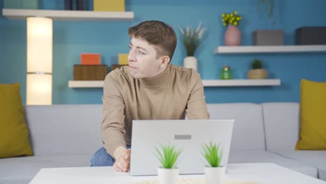 Un-Joven-Desesperado-Y-Triste-Mirando-El-Portátil.