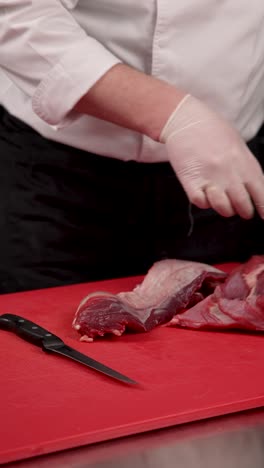 chef preparando carne cruda de res