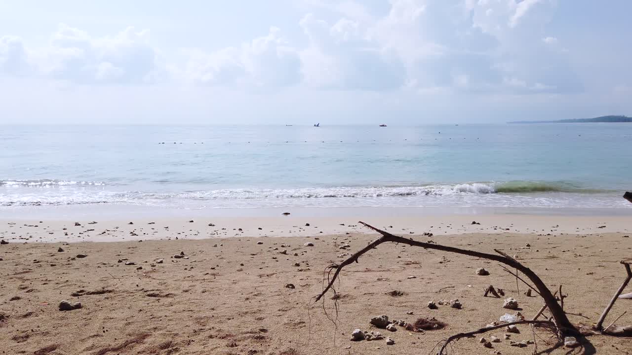 태국 푸켓에서 파도와 바람이 부는 여름 낮의 하얀 바다 모래 해변의 풍경 - 슬로모션 4k uhd 비디오