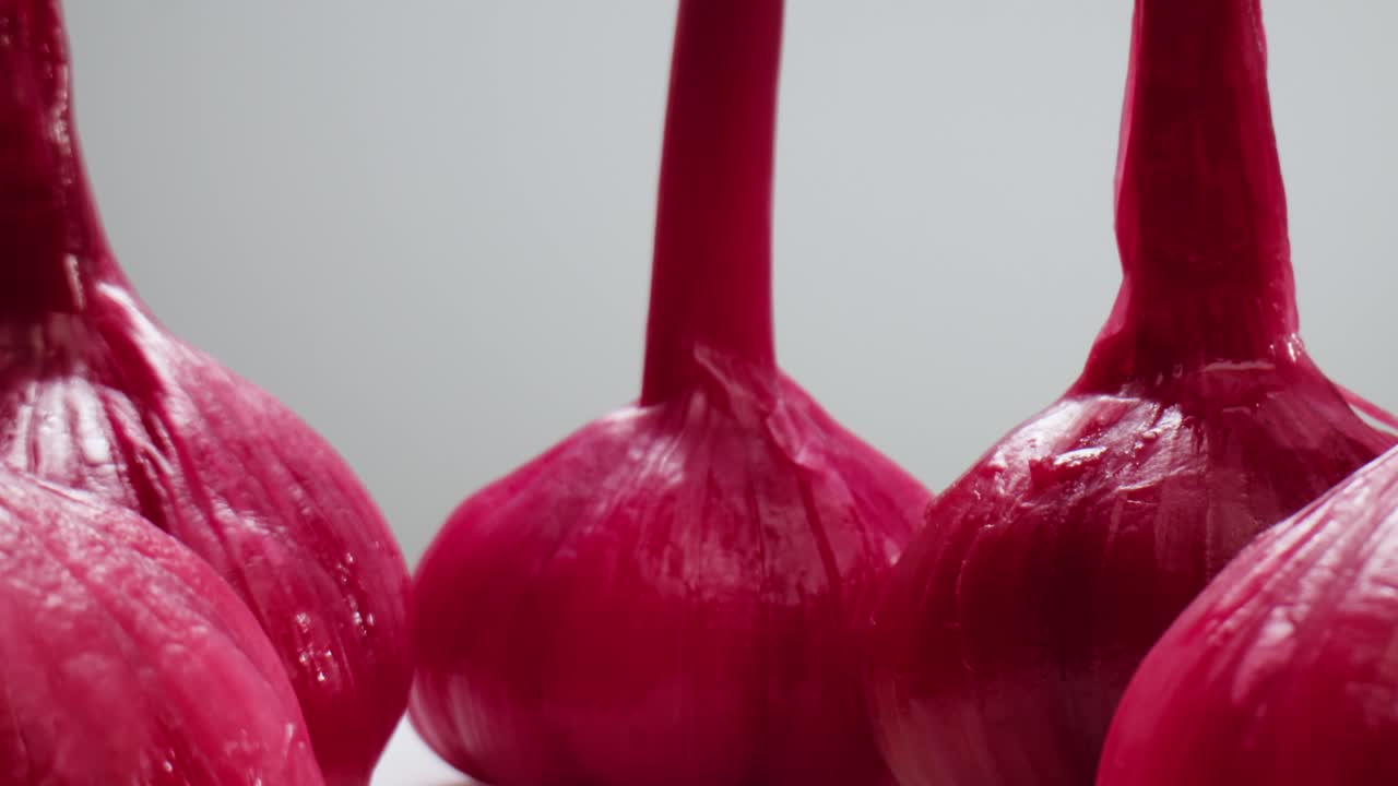 ajo entero fermentado, verduras encurtidas fermentadas. imágenes de alta calidad en 4k