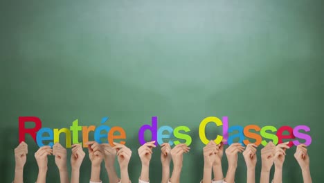 Manos-Sosteniendo-Rentrée-Des-Clases