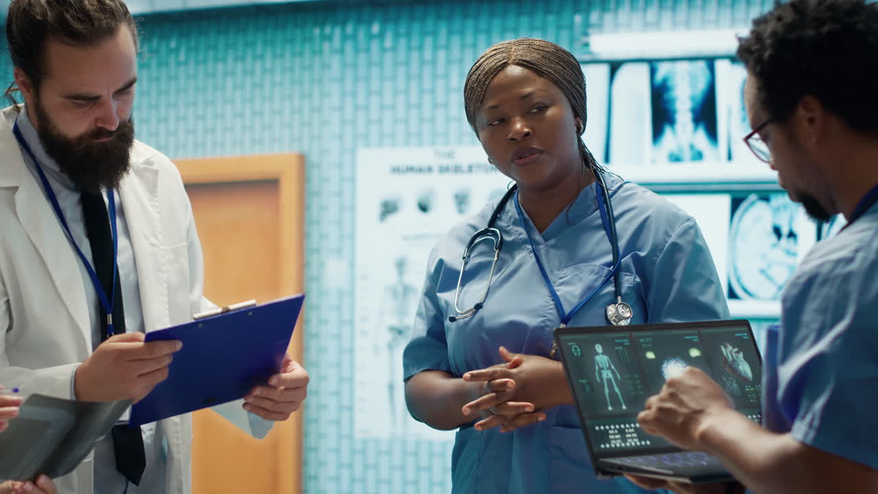 equipo médico discutiendo el cuidado del paciente