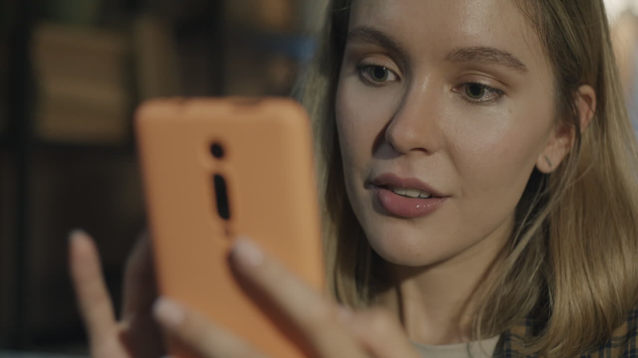 mujer usando un teléfono inteligente