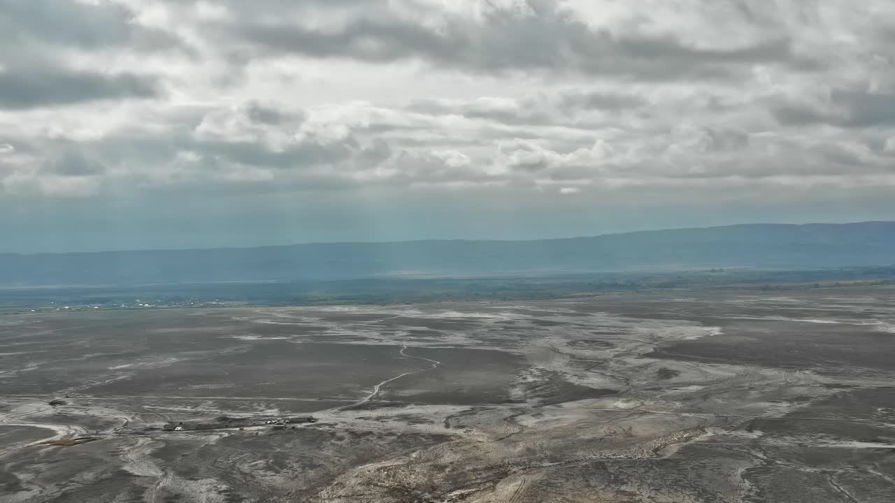 Näkymä maisemaan Georgiassa, Kaukasuksella pilvisenä päivänä