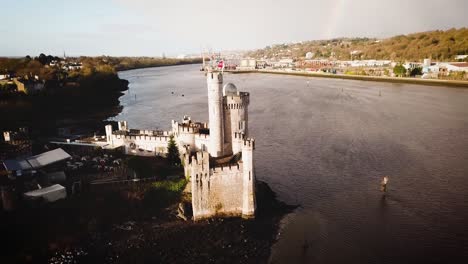 Imágenes-De-Drones-Aéreos-Del-Castillo-De-Roca-Negra-Lejos-Con-Vistas-Al-Río-Lee-Y-Al-Puerto