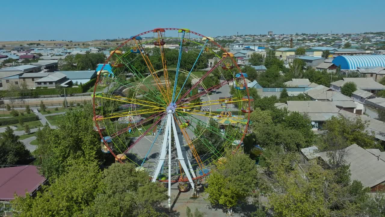 parque de atracciones abandonado rueda gigante oxidada en un día soleado en sayram cerca de shymkent, kazajstán