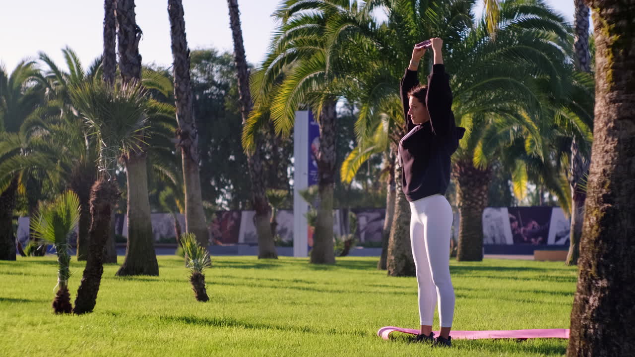 mujer estirándose al aire libre en un parque