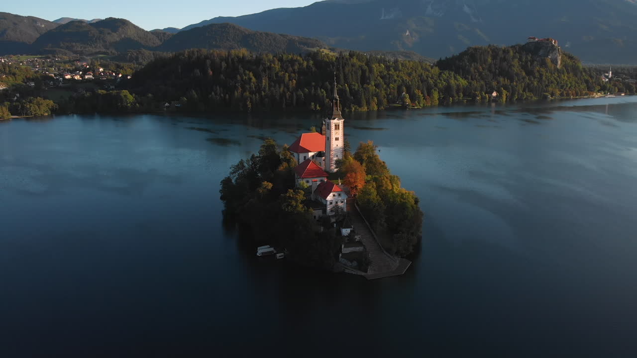 Ujęcie z drona wokół kościoła na jeziorze Bled, Słowenia