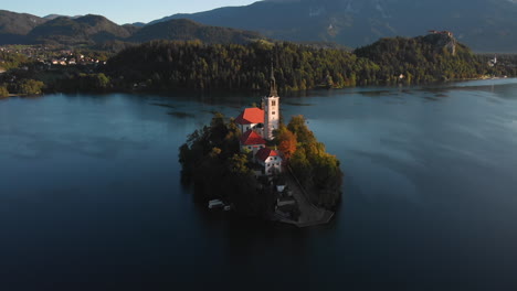 Toma-Aérea-De-Un-Dron-Alrededor-De-La-Iglesia-En-El-Lago-Bled,-Eslovenia