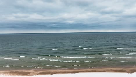 Una-Tormenta-Invernal-Azota-La-Costa-De-Michigan