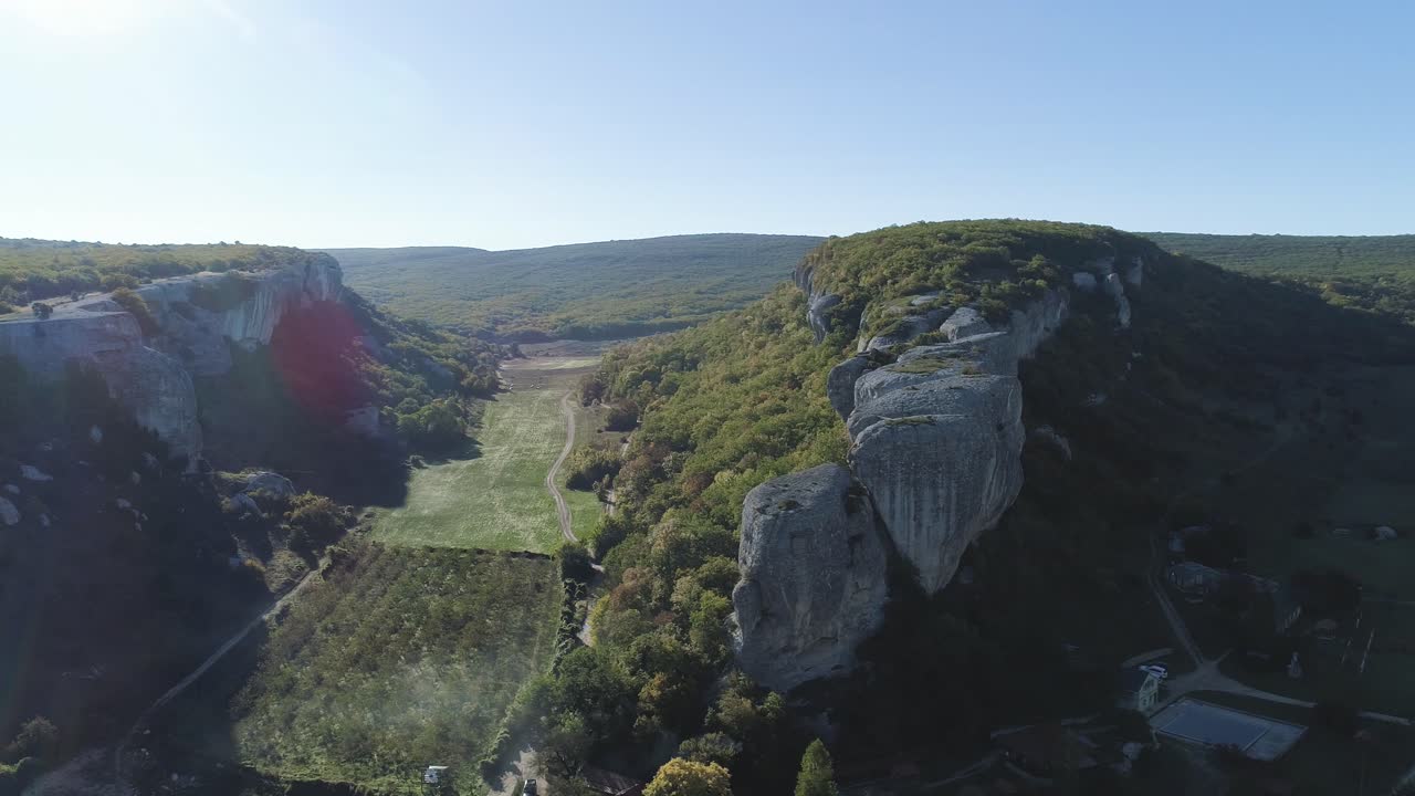 바위 산 과 계곡 의 공중 풍경