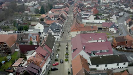 Drohnenluftaufnahme-Des-Traditionellen-Deutschen-Dorfes-Herzberg-Am-Harz-Im-Berühmten-Nationalpark-In-Mitteldeutschland-An-Einem-Bewölkten-Tag-Im-Winter.