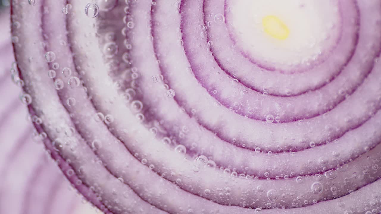 공기 거품으로 물 에 양파를 잘라라라.