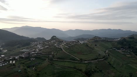 tiro de drone en órbita del pueblo de montaña en el norte de tailandia