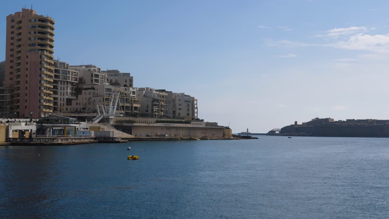 2019년 3월 경 타워 로드의 우뚝 솟은 건물 만에서 바라본 전망