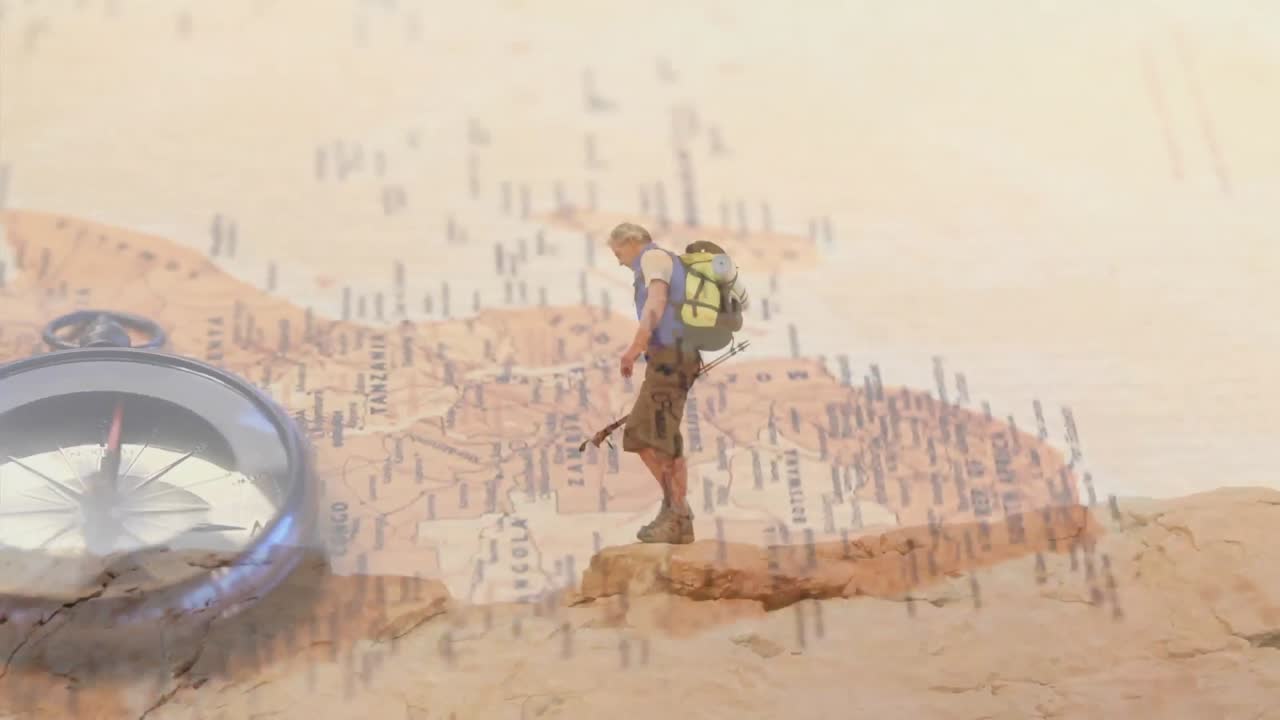 feliz caucásico hombre mayor caminando en las montañas sobre la brújula en movimiento y el mapa del mundo