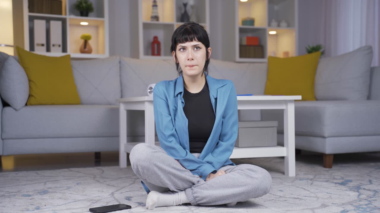 mujer joven con miedo y estrés.