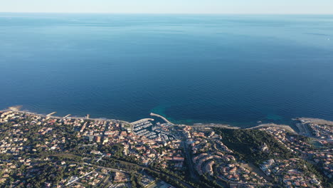 Vista-Aérea-De-La-Costa-Mediterránea-De-Sausset-Les-Pins-Cielo-Azul-Mar-En-Calma-Francia