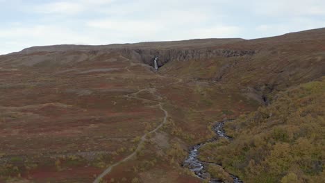 Panorama-Del-Paisaje-Otoñal-En-La-Montaña-Islandesa-Con-Arroyo-Y-Cascada-Fardagafoss