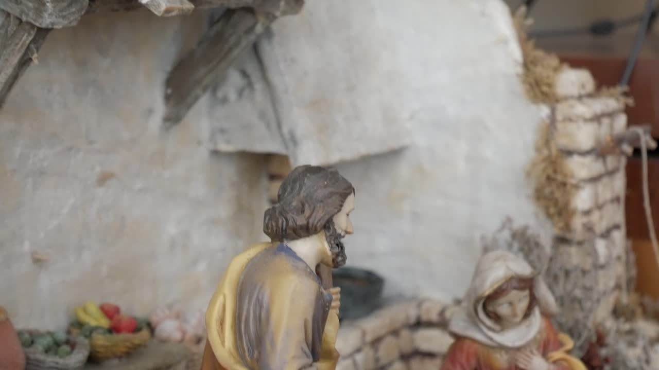 Statue che raffigurano la scena della natività con un'atmosfera serena in un ambiente rustico