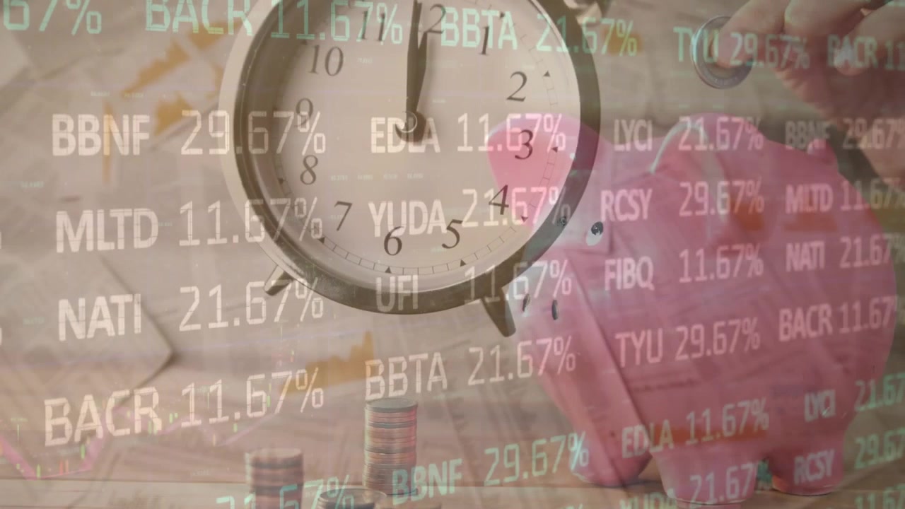 Animazione di un tabellone di trading, mano di donna caucasica che inserisce una moneta in un salvadanaio, orologio che cade sul tavolo