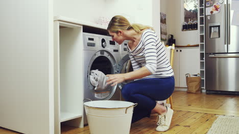 imágenes de 4k de una mujer joven quitando la ropa limpia