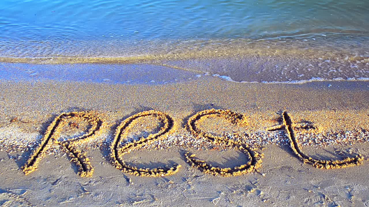 Iscrizione sulla sabbia, la spiaggia. Iscrizione sulla sabbia, la spiaggia