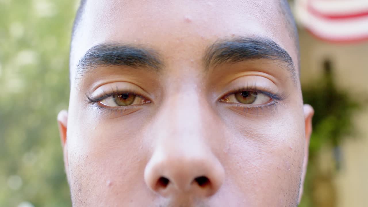 정원 에서 행복 한 이중 인종 남성 군인 의 초상화