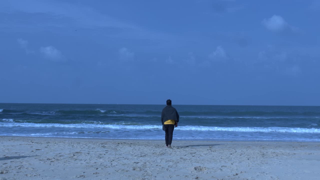 바다로 향하여 자살을 시도하는 남자