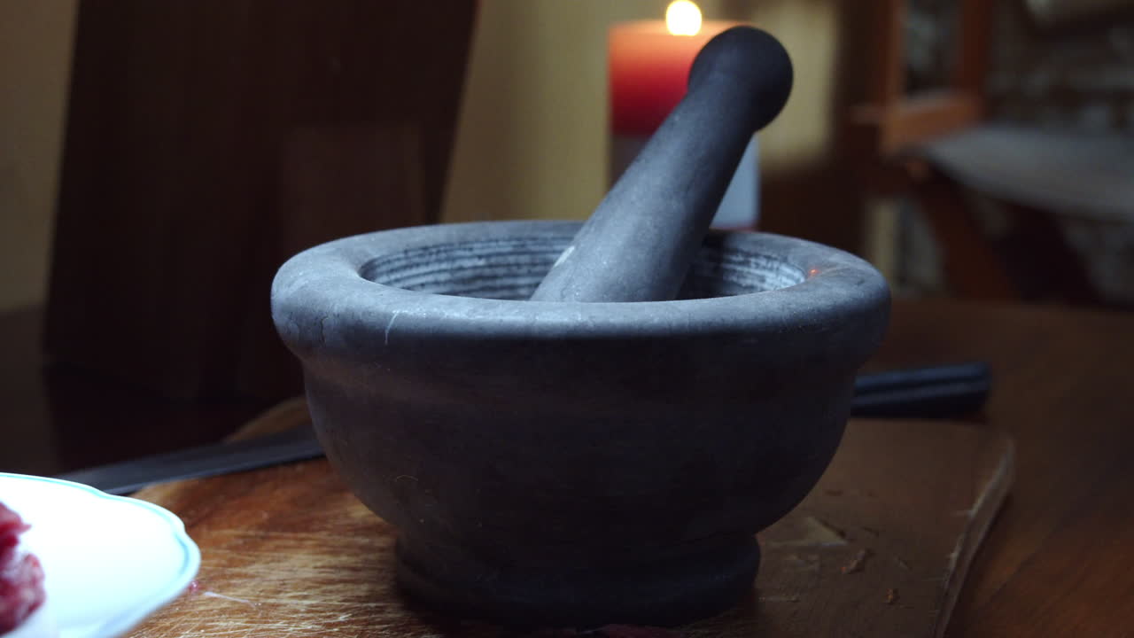 sal rosa de roca triturada en una piedra de mortero de pestel