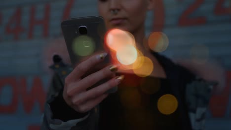 Frau-Benutzt-Mobiltelefon,-Umgeben-Von-Bokeh-Effekt