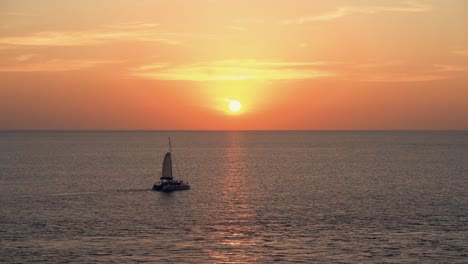 Velero-Durante-La-Puesta-De-Sol