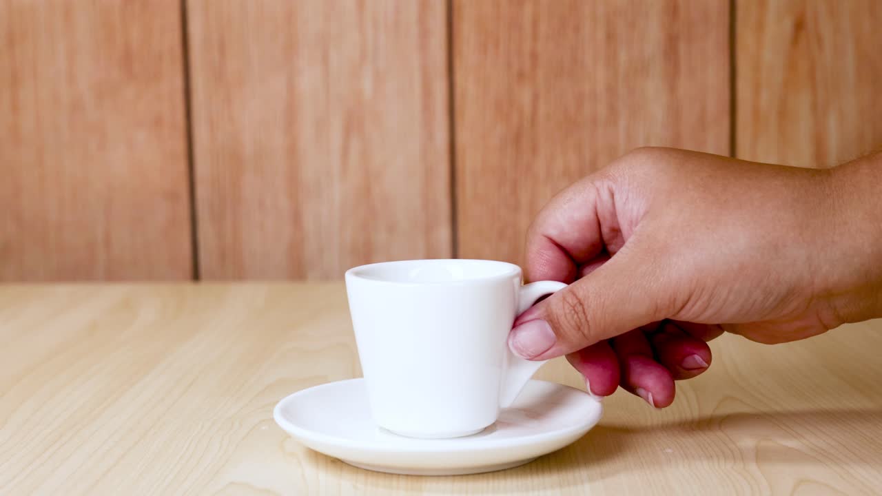 손은 커피 컵에 손을 고 들어 올립니다.