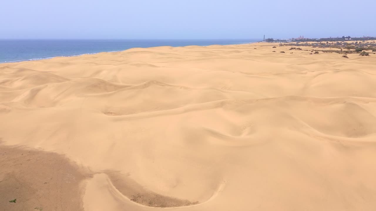 desierto de dunas de arena contra el paisaje marino en maspalomas gran canaria desiertos cerca de la costa