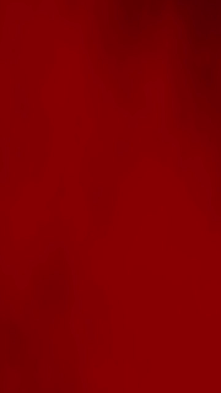 Sfondo astratto in loop continuo con una texture organica rosso intenso. Formato verticale per storie, reel e TikTok sui social media
