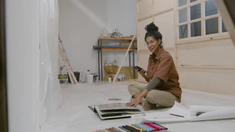 mujer trabajando en el estudio