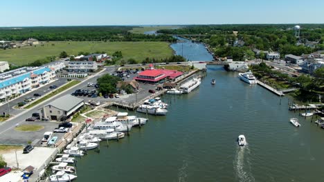 Cámara-Lenta-Aérea-Lewes-Canal-Marina,-Delaware-Y-Docklands