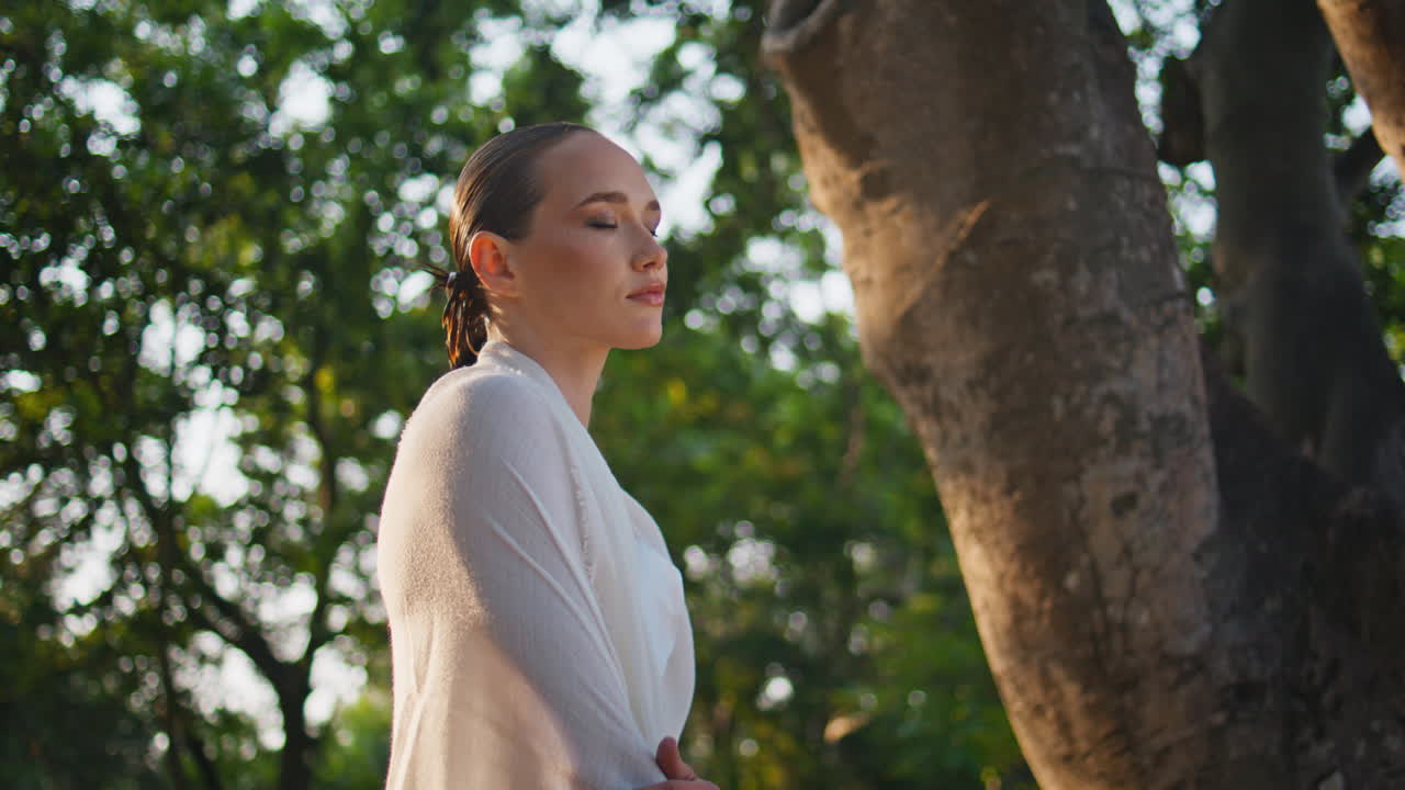 dama de ensueño de pie bosque envolviendo en tela blanca de cerca. mujer relajante