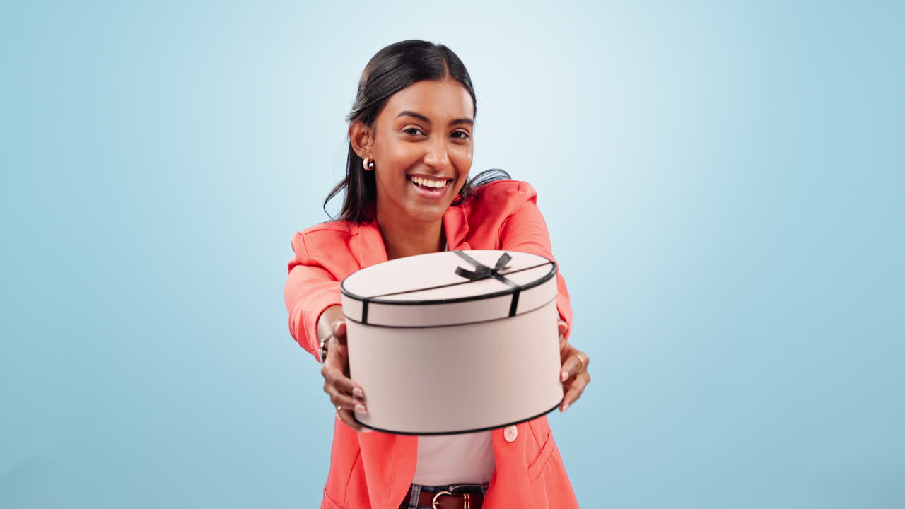 mujer, cara y dando caja de regalos en el estudio