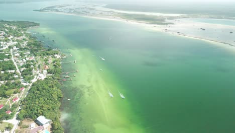 Die-Vielfalt-Der-Farben-Und-Des-Wassers-In-Der-Lagune-Von-Bacalar-In-Mexiko,-Vom-Himmel-Aus-Gesehen