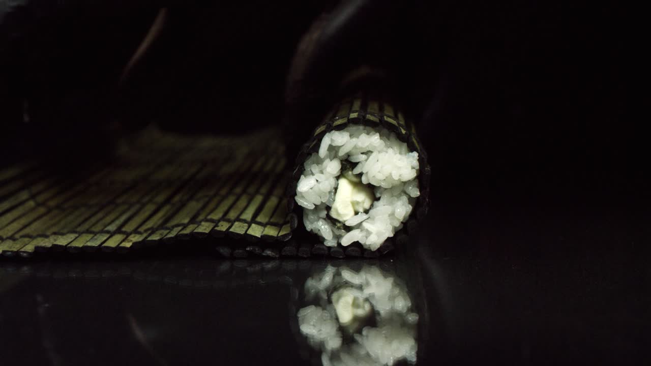 preparación del rollo de sushi