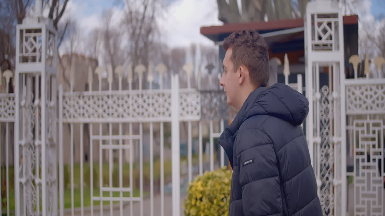 이스탄불의 역사적인 건물에서 사진을 찍는 남자