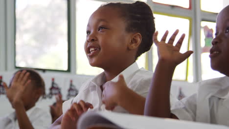 Niños-De-Escuela-Contando-Con-Los-Dedos-En-Una-Escuela-Primaria.